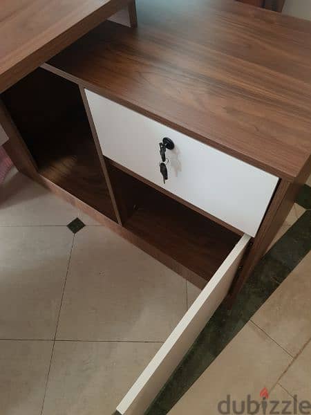 طاولة مكتبية استعمال خفيف/ Lightly used office table 2