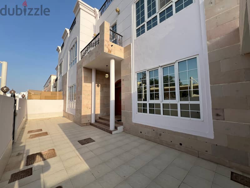 Elegant 6 Bedroom Villa in Azaiba for Rent 16