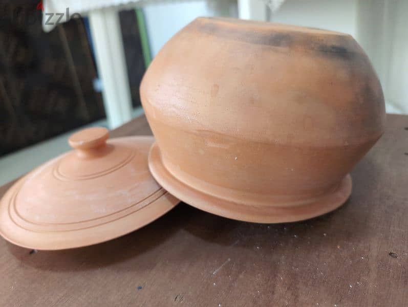 earthenware pot with lid 0