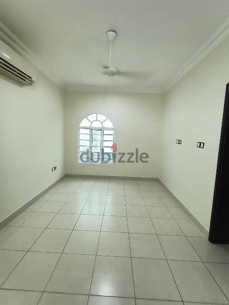 Ghubrah North 4 Bedrooms Villa For Rent
بالغبره الشماليه فيلا للايجار 9