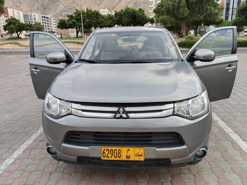 Mitsubishi Outlander 2015 4 WD 7 seater 0