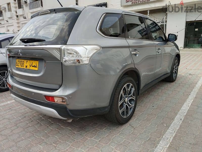 Mitsubishi Outlander 2015 4 WD 7 seater 8