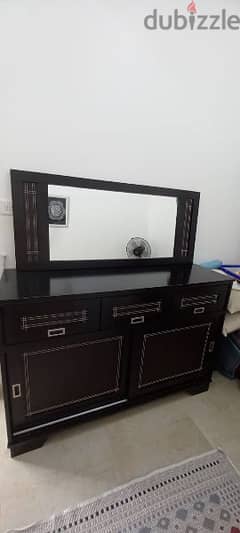 cabinet with mirror خزانة مع مرآة