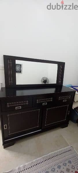 cabinet with mirror خزانة مع مرآة 0