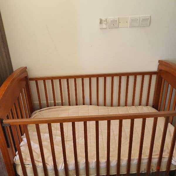 jounior baby bed semi new 0