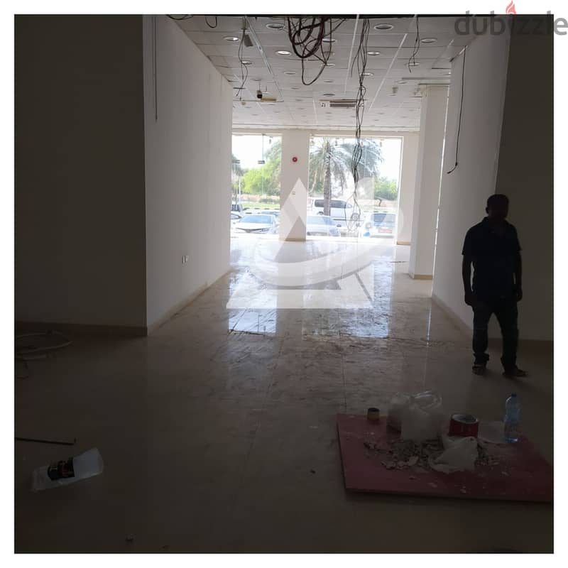 ADC101** Spacious open space Showroom for rent in Al Mawaleh, close t 9