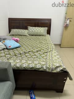 King size bed and dining table 0