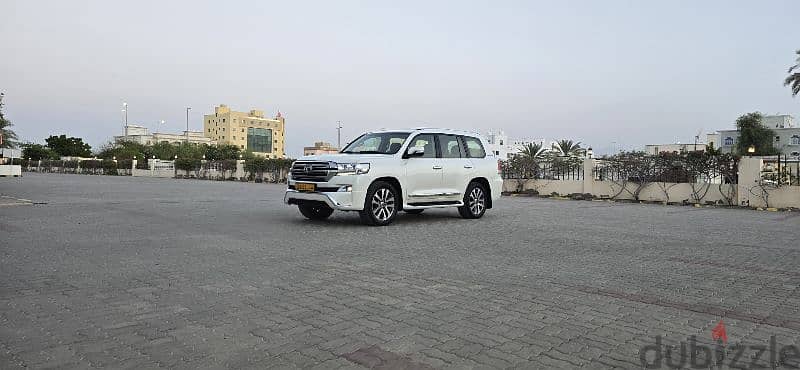 Land Cruiser VXR 5.7 2017 - No Accidents Almost New 7