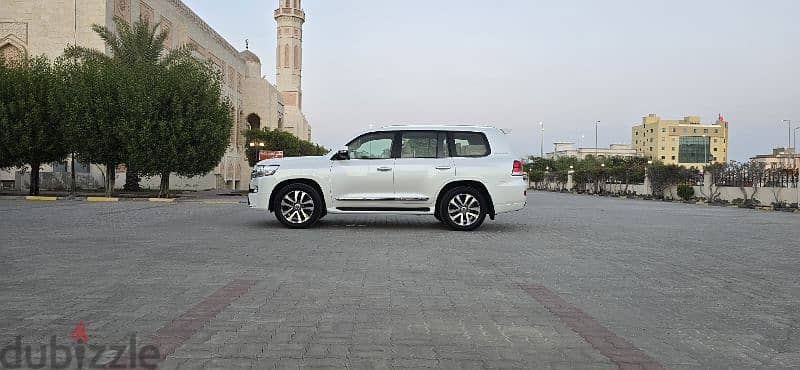 Land Cruiser VXR 5.7 2017 - No Accidents Almost New 8