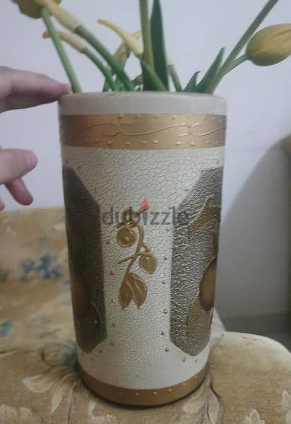 Golden vase 3