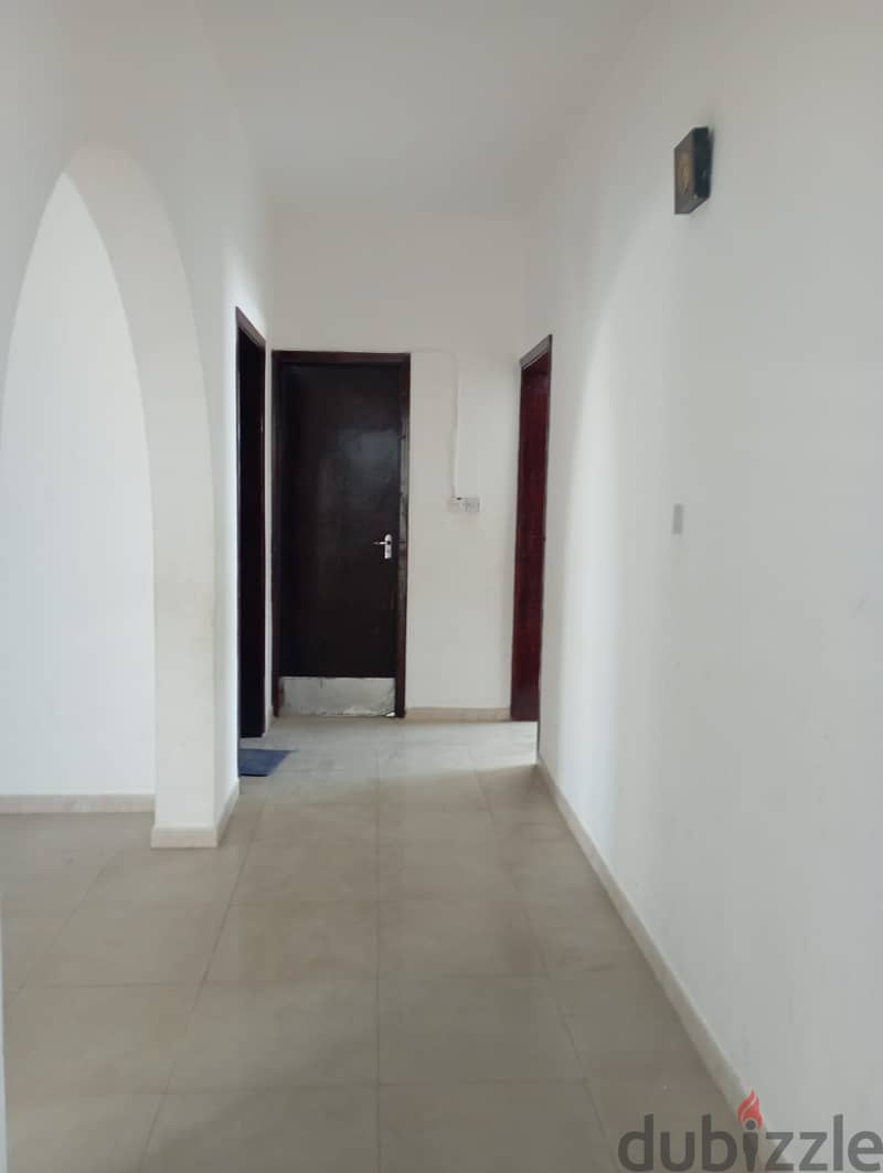 for rent in Al Khuwair at a good price. شقة بالخوير للايجار بسعر مناسب 3