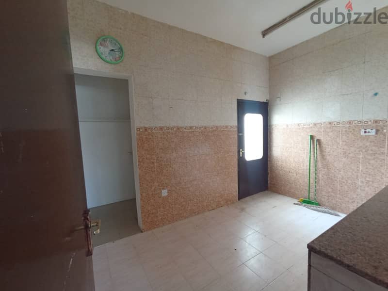 for rent in Al Khuwair at a good price. شقة بالخوير للايجار بسعر مناسب 6