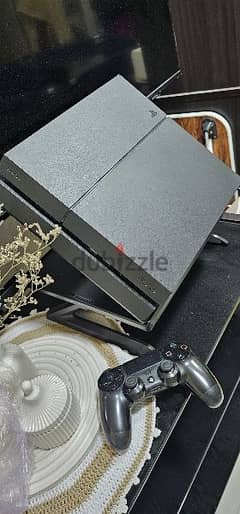 للبيع ps4 نظيفه مع كنترولين وشريط و١٠ العاب مخزنه