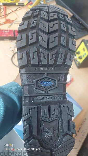 waq safety shoes 1