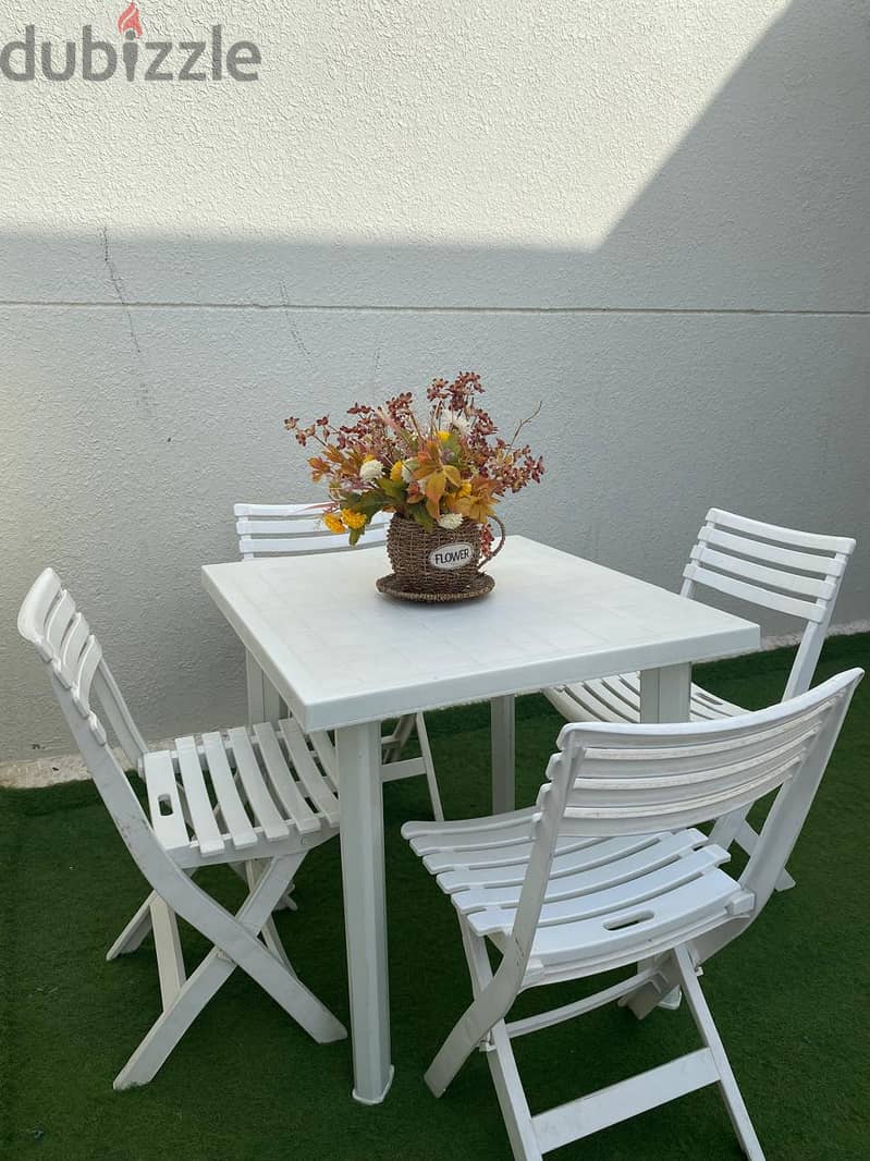 White Plastic Garden Furniture Set 0