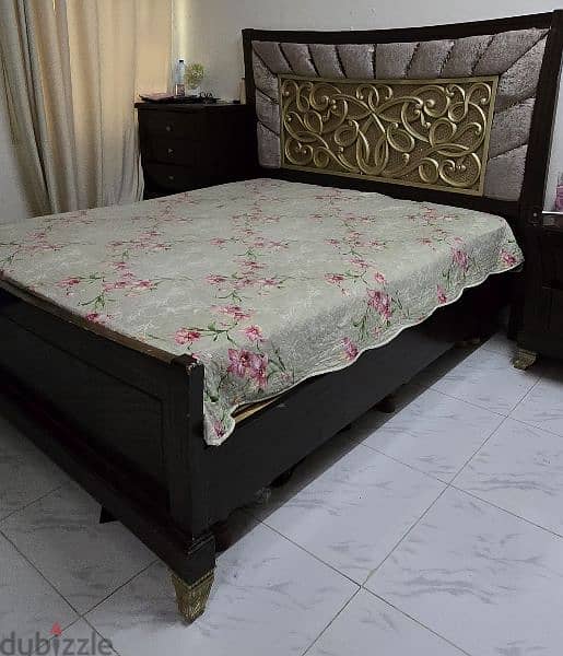 Bed set , 1 dressing table, 1 side table and 1 bed 3