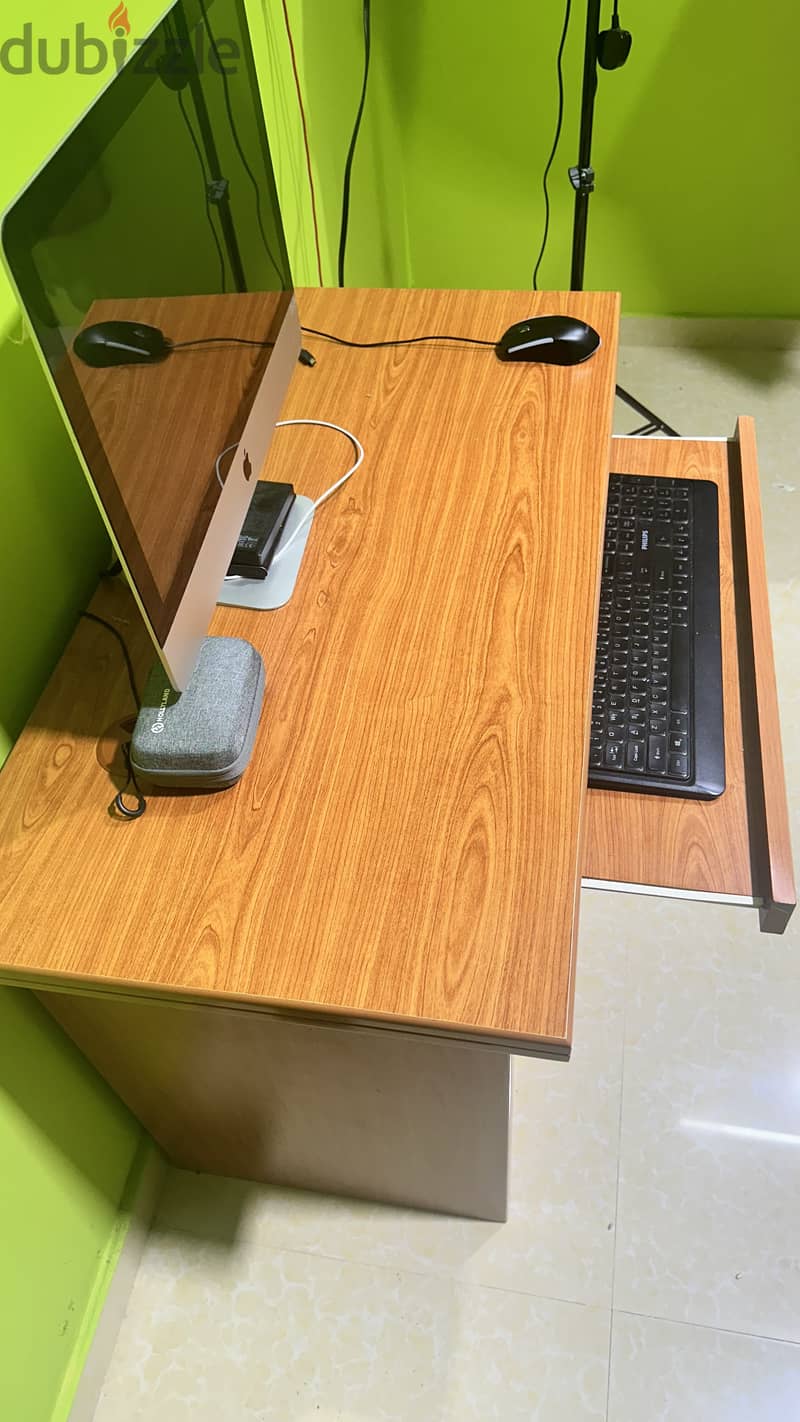 Computer Table ( only table for sale not computer) 1