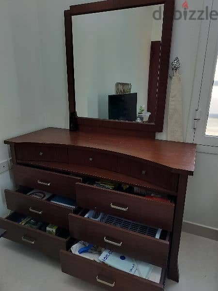 Dressing table in good condition 0