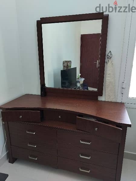 Dressing table in good condition 1