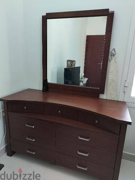 Dressing table in good condition 2