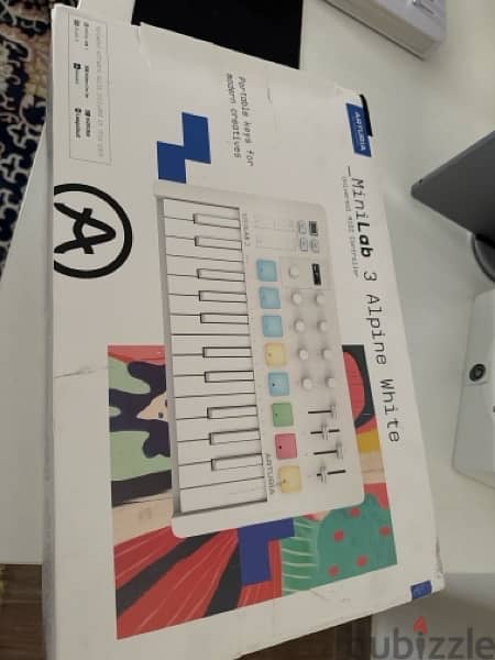 Arturia MiniLab 3 Alpine White Universal MIDI Controller 1