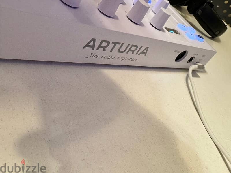 Arturia MiniLab 3 Alpine White Universal MIDI Controller 2