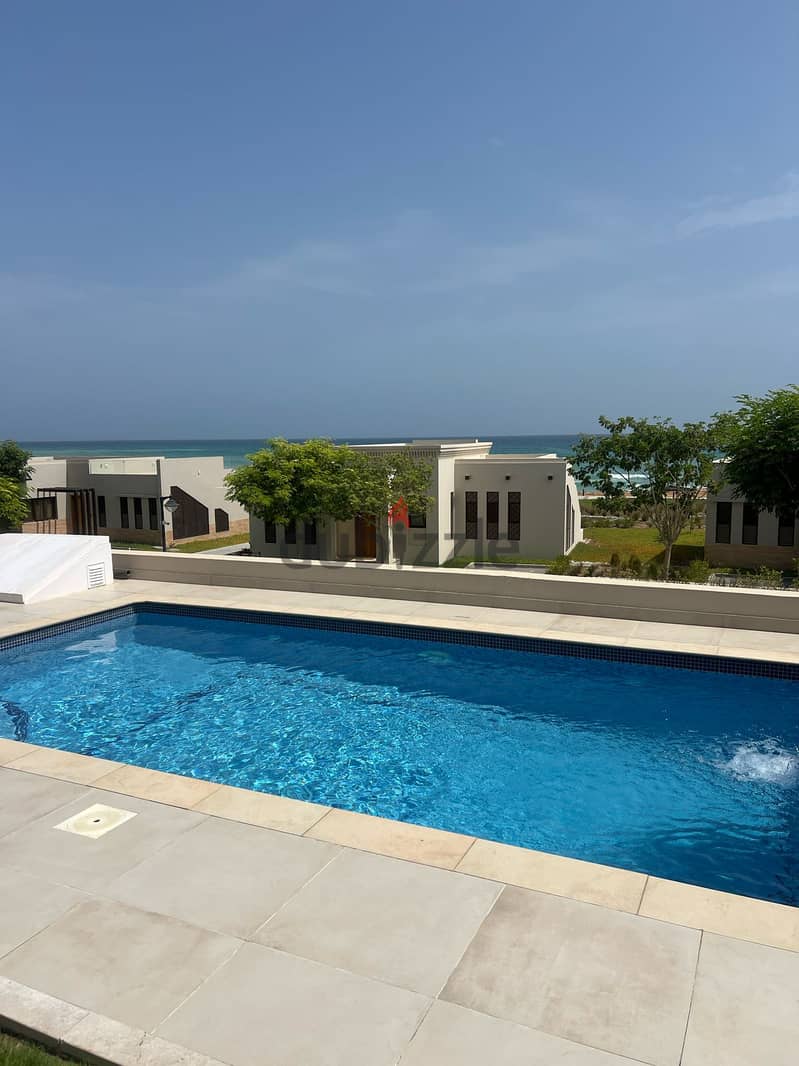 One bedroom villa sea view, second line from the beachfront in Jebel S 7