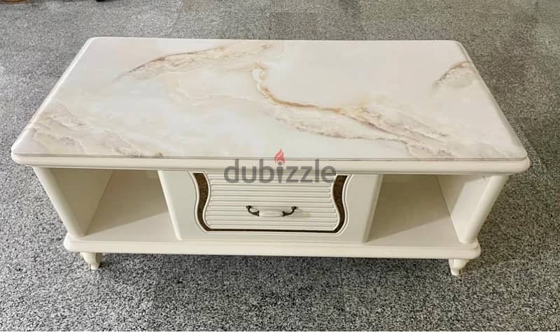 Marble center table in good condition 0