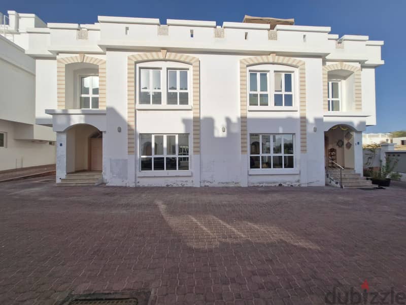 5 BR Spacious Villa Located in Madinat Al Ilam 0