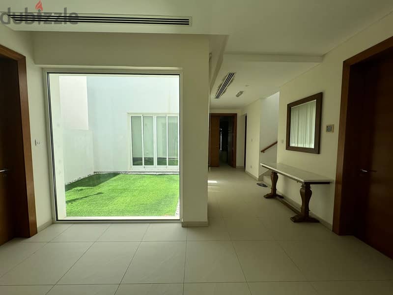 5 + 1 BR Fantastic Villa in Al Mouj 8