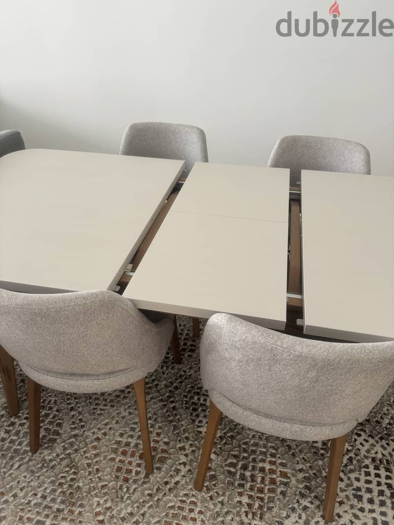 extendable dining table With chairs 3