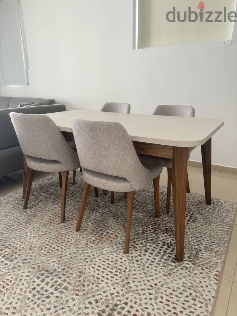 extendable dining table With chairs 4