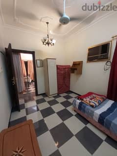 Single furnished room available in a 3 bedroom flat with free wifi