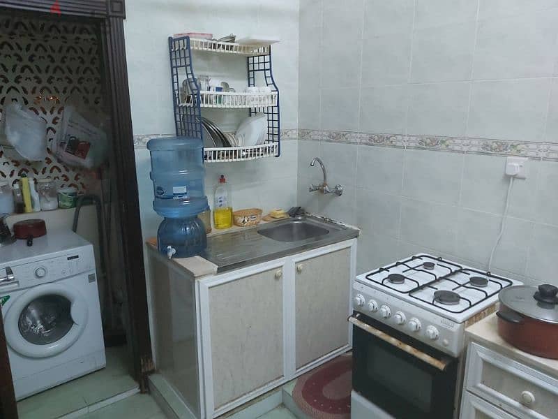 Single furnished room available in a 3 bedroom flat with free wifi 2