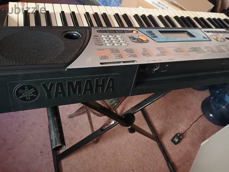 Yamaha Keyboard with Stand 4