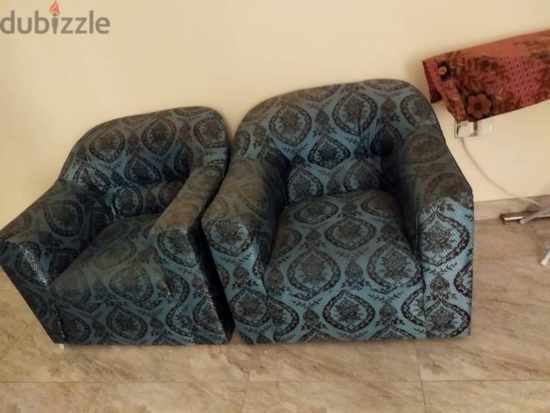 selling in cheap price Sofa set for family or bachelors 2