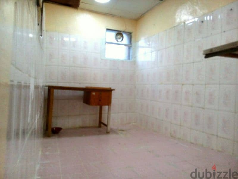 Room with family hall, kitchen n store in Muttrah in house->4Single* 2