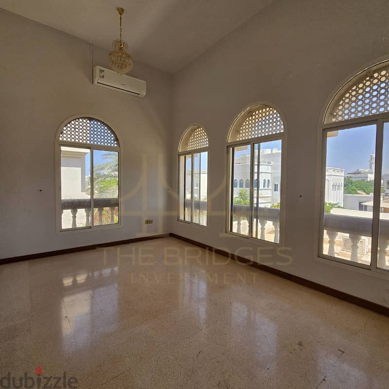 Excellent standalone villa located in Shatti Al Qurum 9