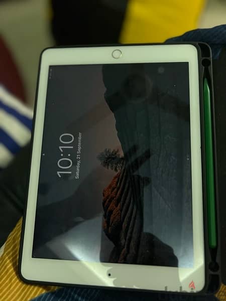 iPad Air 2 64 gb used w 2