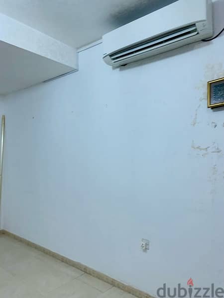 Room for rent in villa for family. 4