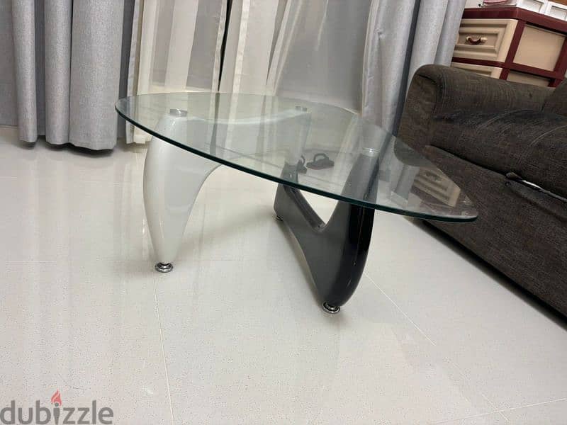 L shaped sofa set and glass Centre table 4