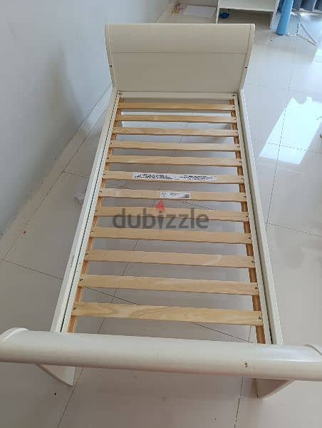 Wooden toddler bed 2