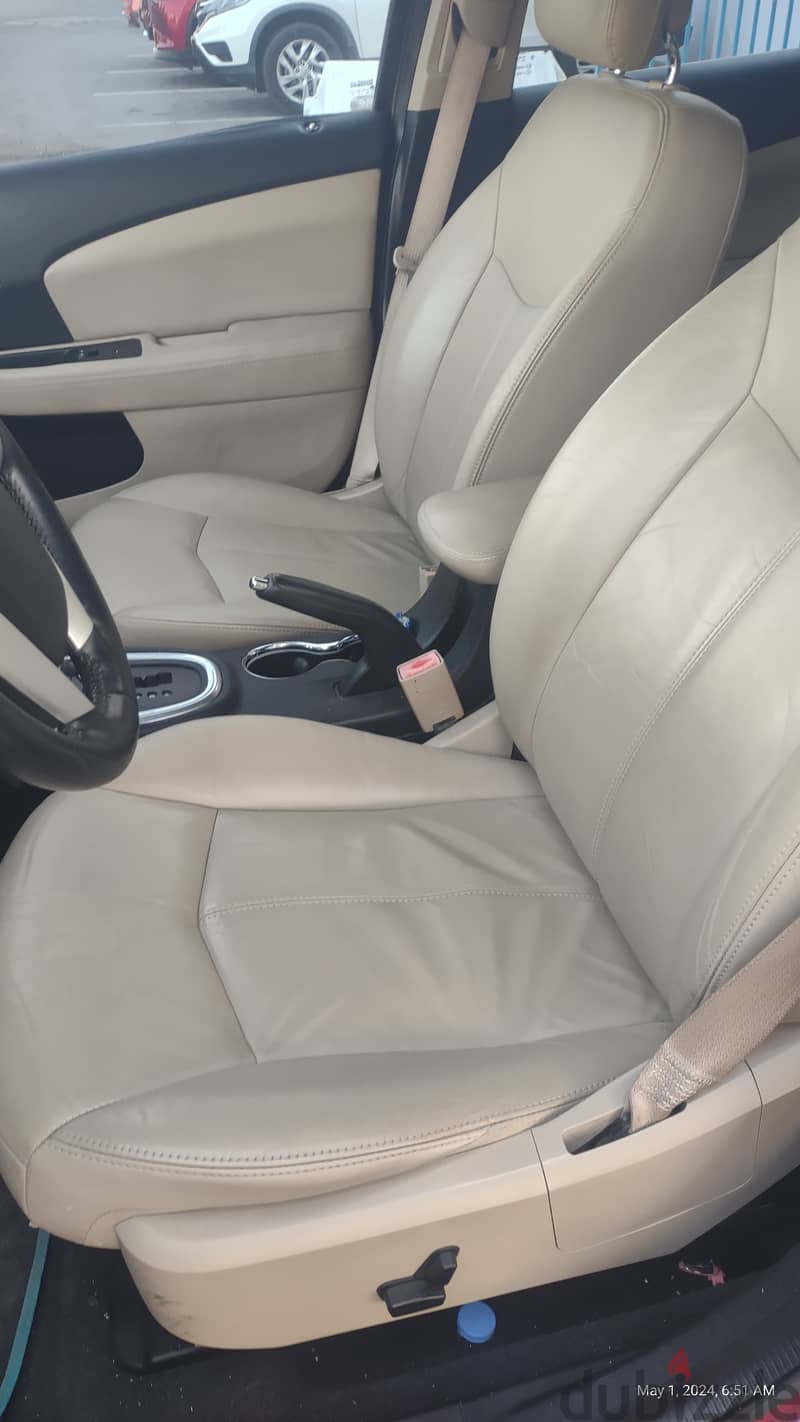 Chrysler 200C Full option in very good condition for Urgent Sale 3