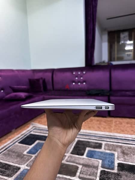 MacBook Air (2012) 128GB. Slim & light weight 4