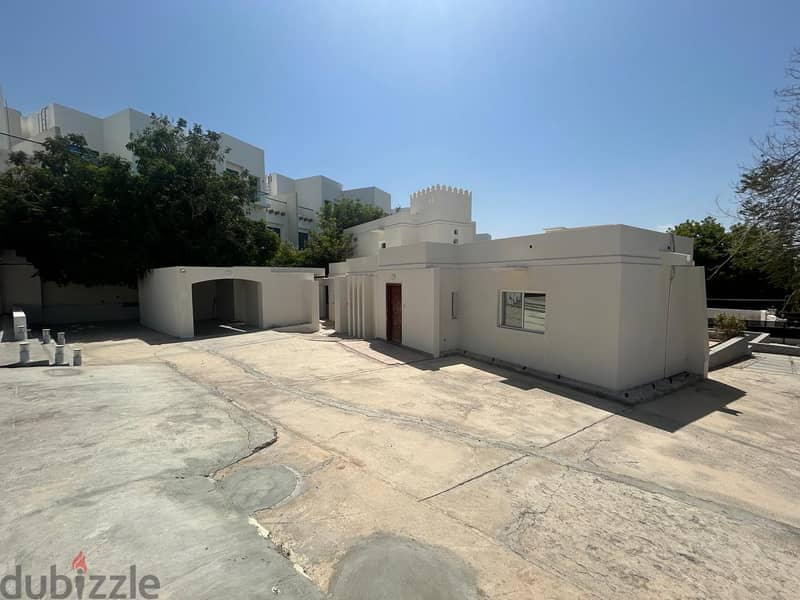 Unique 4 bedroom villa with enormous garden in central MQ 1