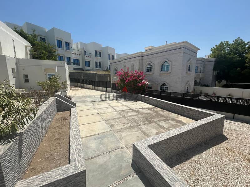 Unique 4 bedroom villa with enormous garden in central MQ 2