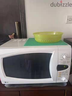 microwave LG white