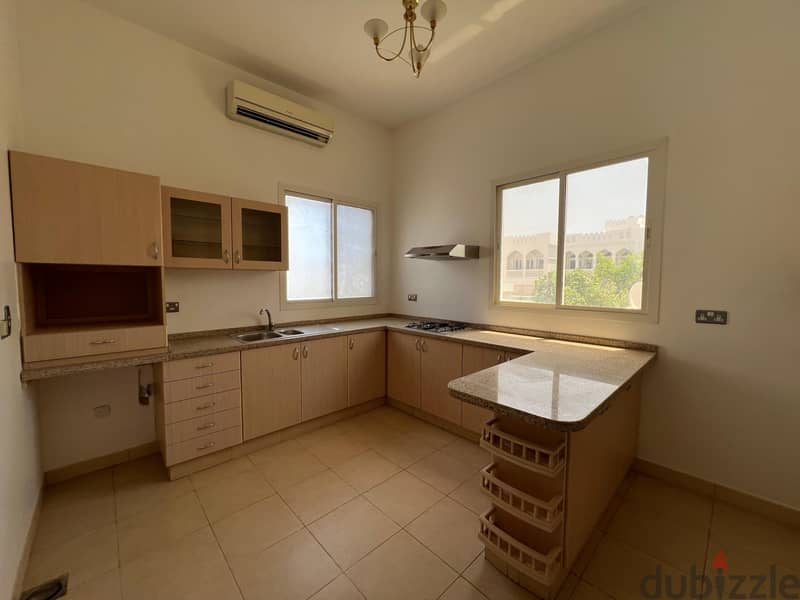 5 Bedroom Villa with Sea View for Rent in Shatti Al Qurum 4