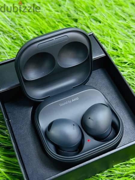 galaxy Buds Pro EarPods - Less Used like new- with box and cable 1