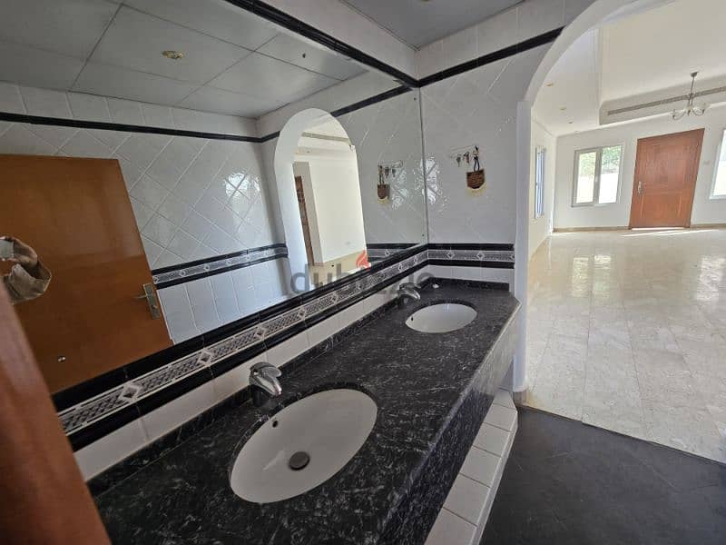 nice villa in Qurum nearPDO road with a nice view 6